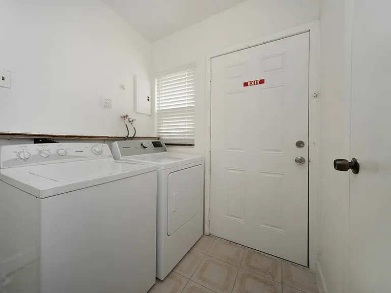 8636 NW 35th Pl — Photo 6