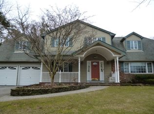 10 Rochelle Ln, Northport, NY 11768