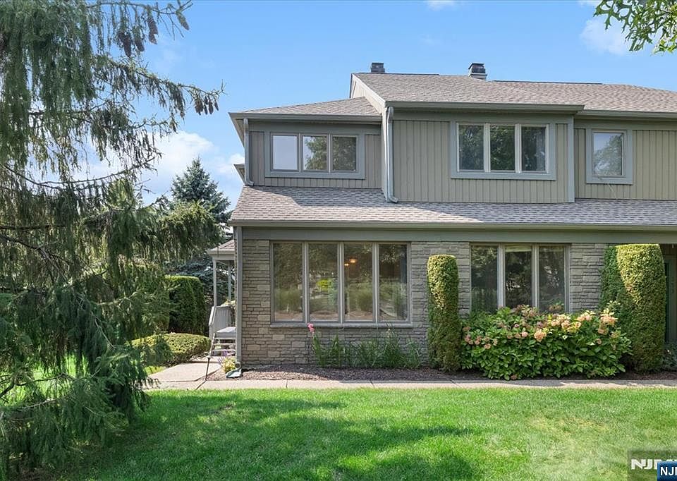 1st image of 594 Glasmere Rd