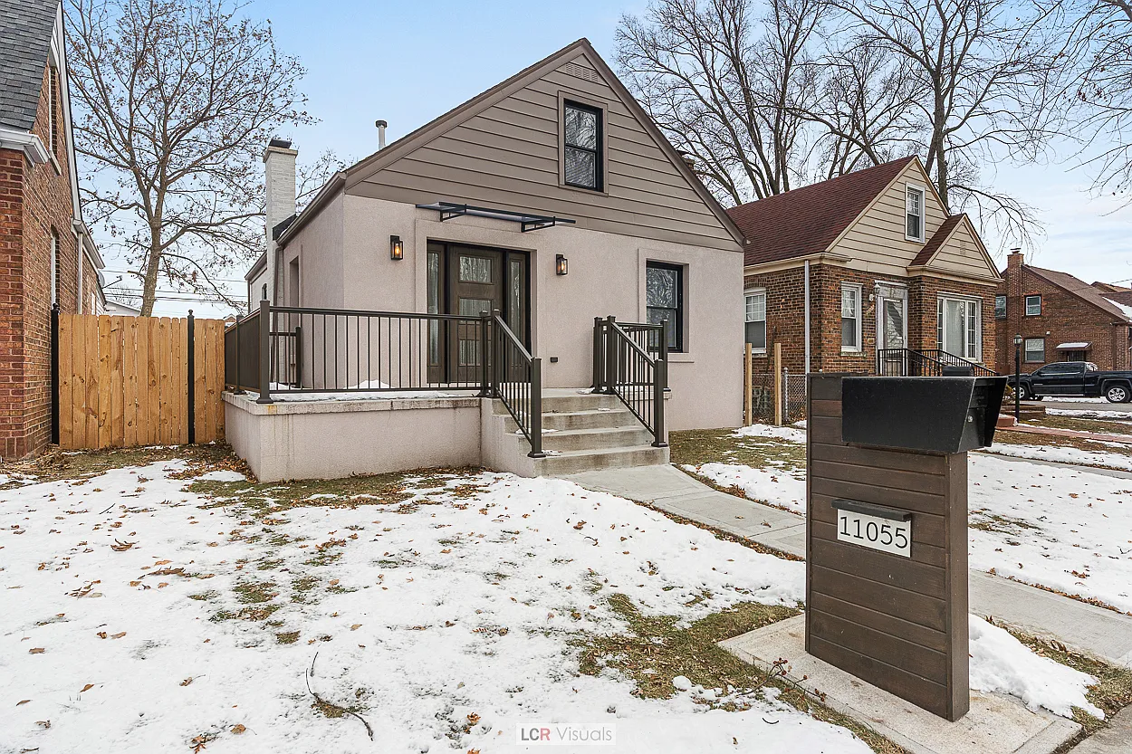 11055 S Avenue C photo 1