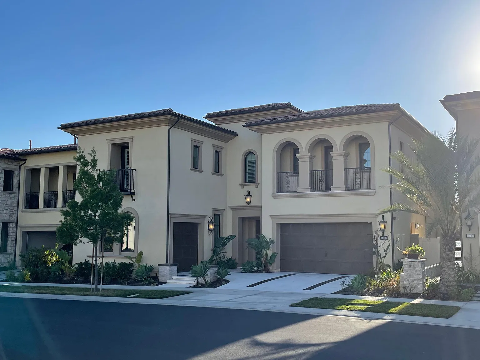5 bed, 5.5 bath, 5505 sqft, $20,000 — Photo 1