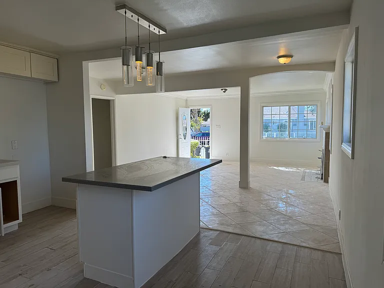 2101 S Sycamore St — Photo 6
