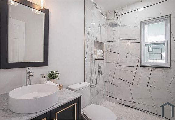 4th image of 941 Newton Ave S #A