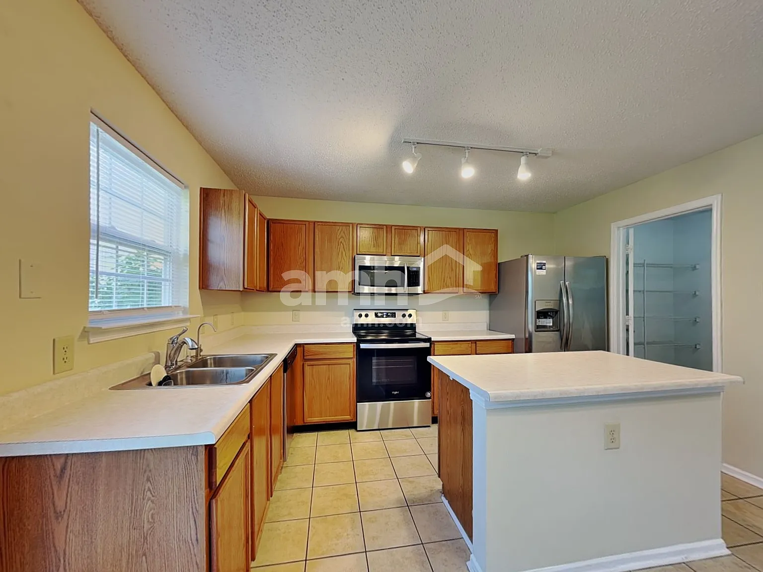 3 bed, 2.5 bath, 2090 sqft, $2,205 — Photo 3