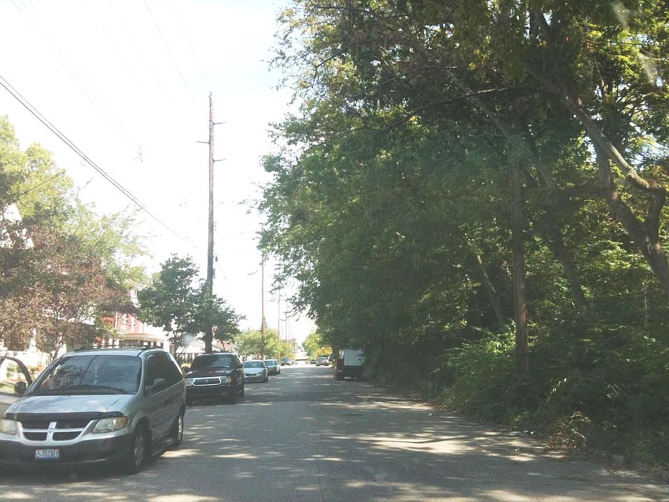 2nd image of 711 Woodlawn Ave