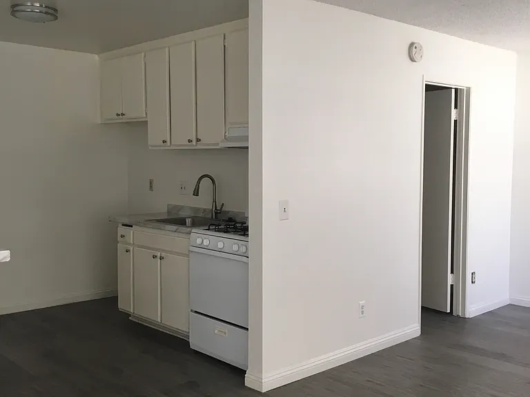 Tarzana Apartments — Photo 13