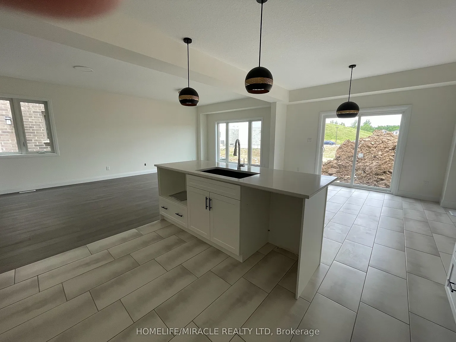 4 bed, $2,899 — Photo 4