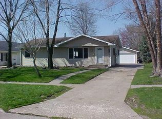 1204 Columbus St, Pella, IA 50219