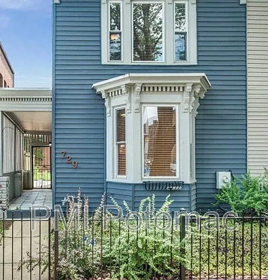 729 10th St NE — Photo 1