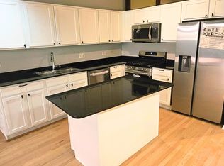 933 W Van Buren St APT 304, Chicago, IL 60607