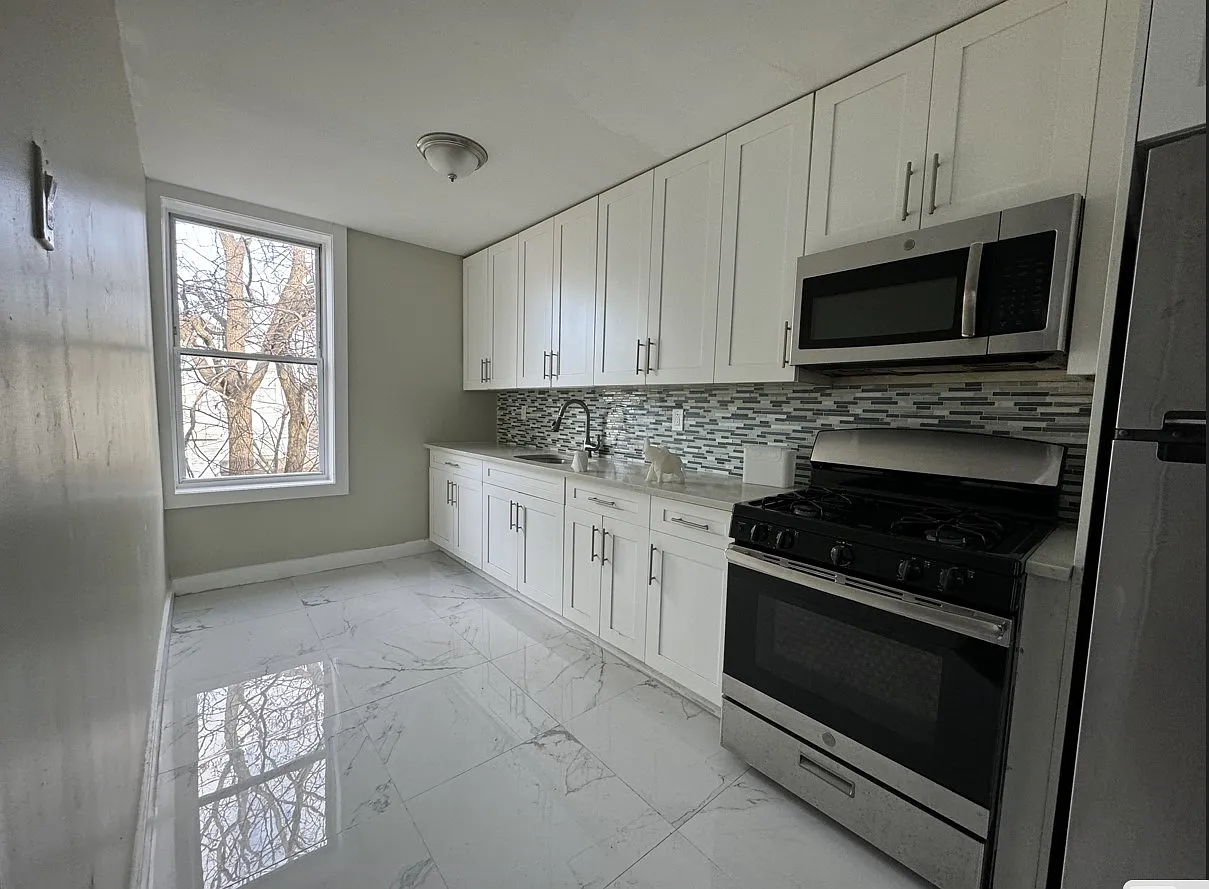 3 bed, 1000 sqft, $1,999 — Photo 1