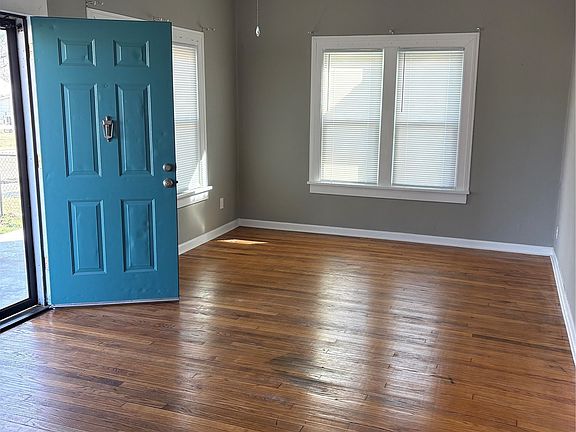 5th image of 933 E Maple St