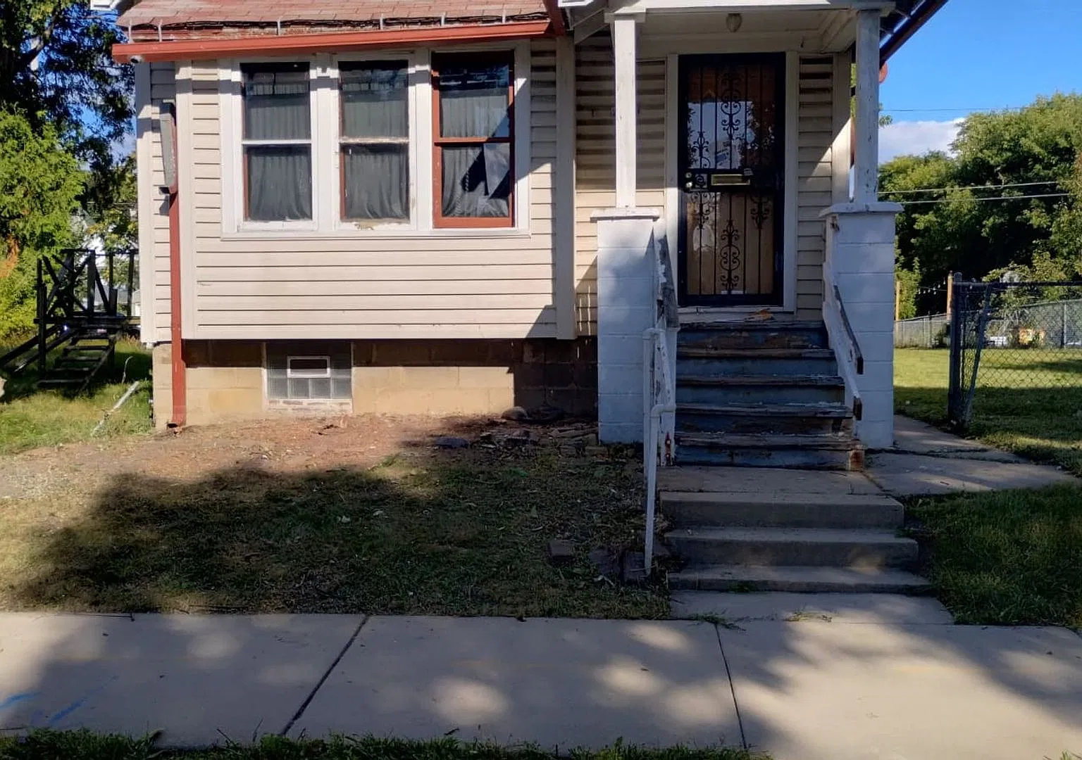 Updated 3-bedroom single family house available NOW! — Photo 1