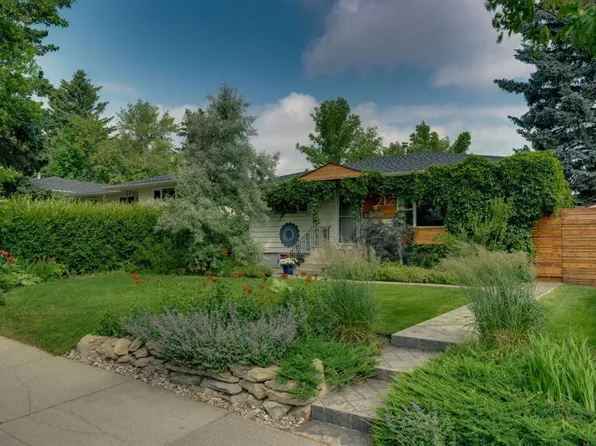 212 S Blackthorn Rd NW, Calgary, AB T2K 3S3