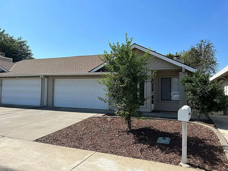 907 Princeton Pl — Photo 2