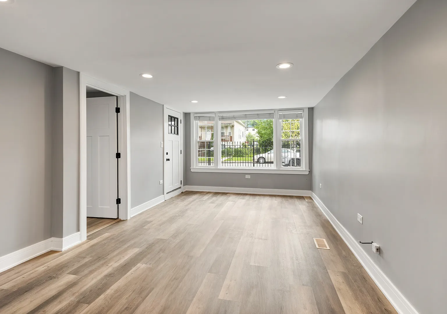 3 bed, 1000 sqft, $2,300 — Photo 2