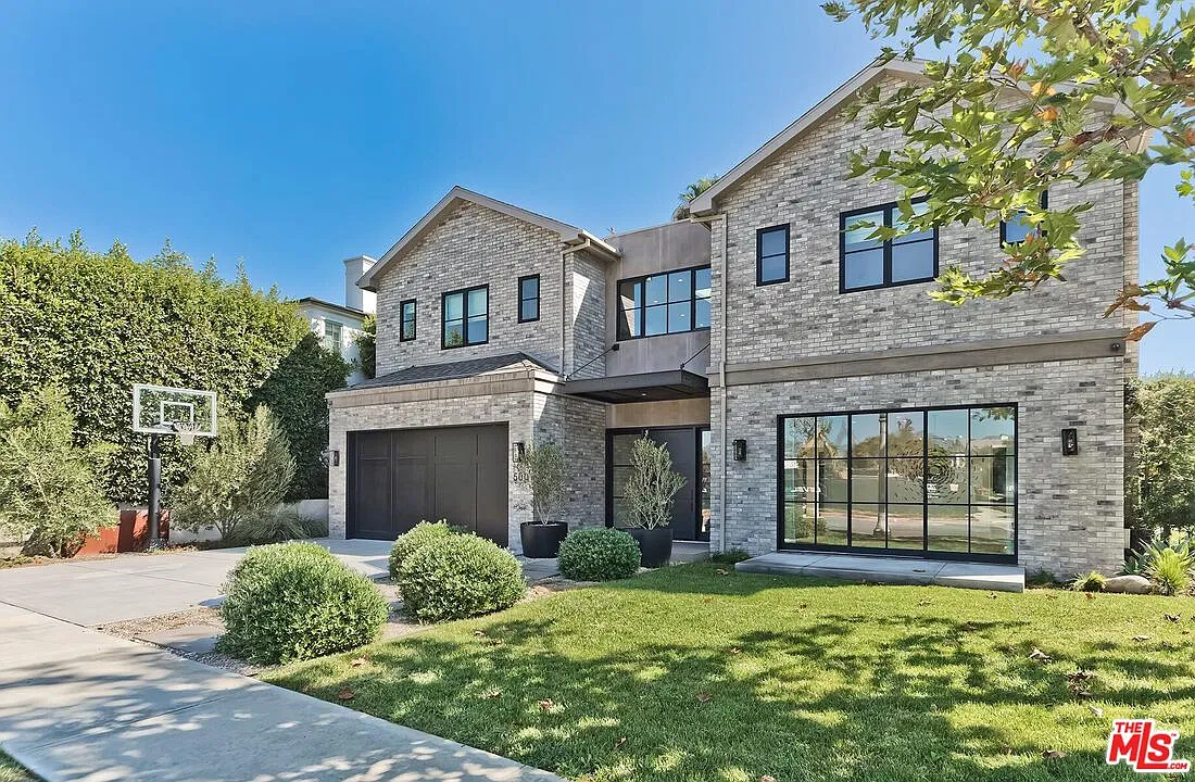 6 bed, 8.0 bath, 6905 sqft, $38,000 — Photo 4