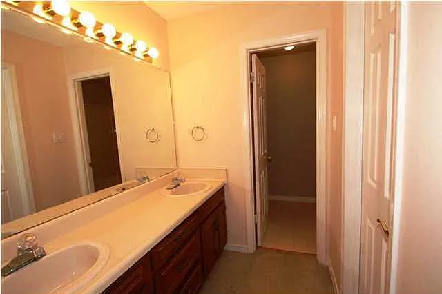 6028 Sussex Dr — Photo 12