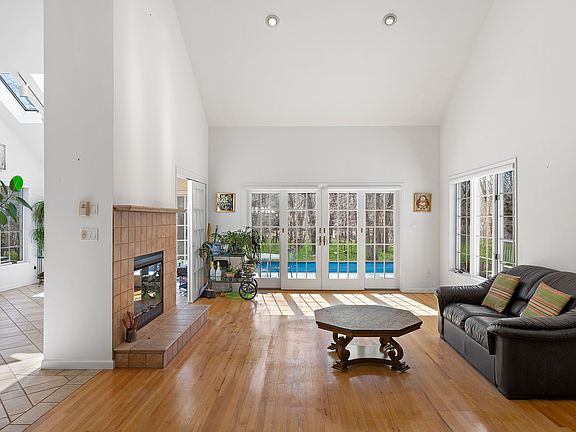 4th image of 3 Winterberry Ln