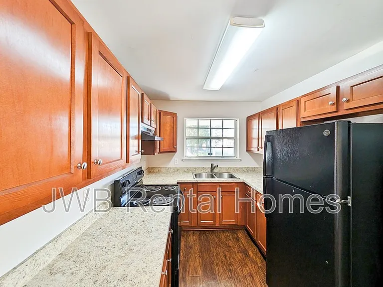 1495 Union St W — Photo 2