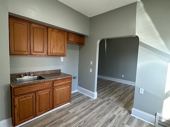 4th image of 1458 W 112th St #B