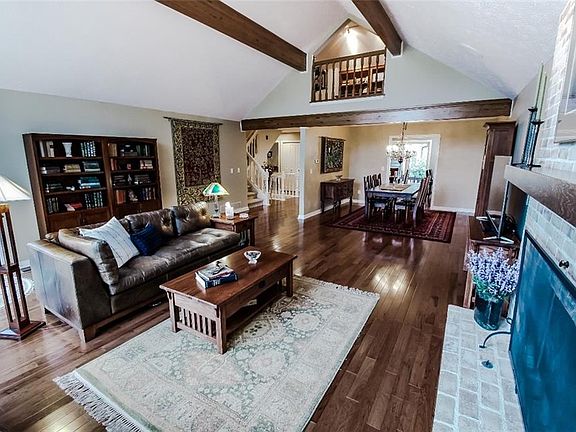 4th image of 282 Twin Creeks Dr