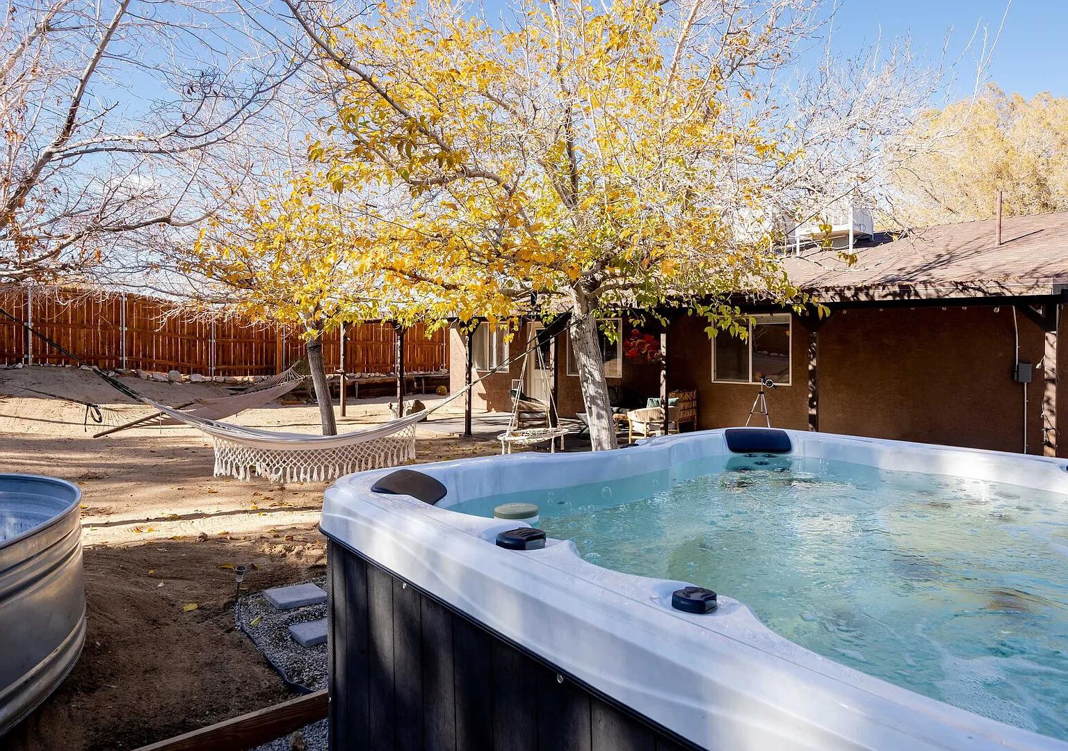 Desert Oasis with Hot Tub in Joshua Tree — Photo 2