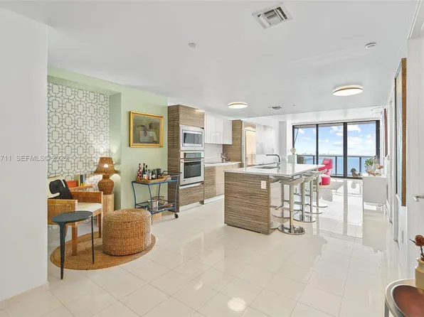 460 NE 28th St APT 3904, Miami, FL 33137