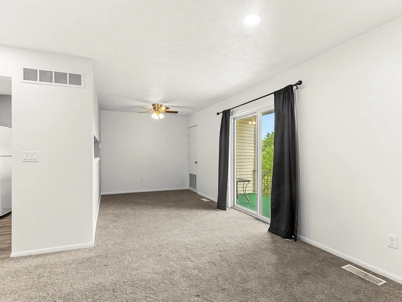 2 bed, 1.5 bath, 872 sqft, $1,000 — Photo 2