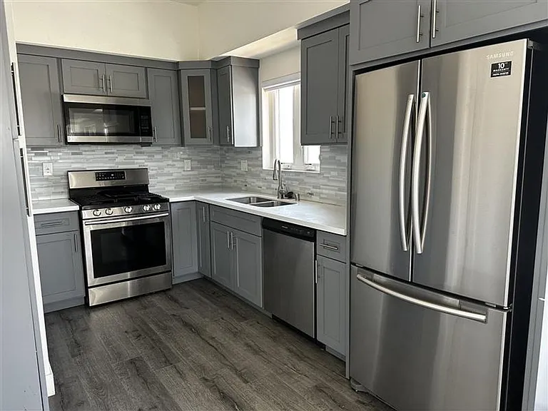1147-1149 Tamarind Ave — Photo 1