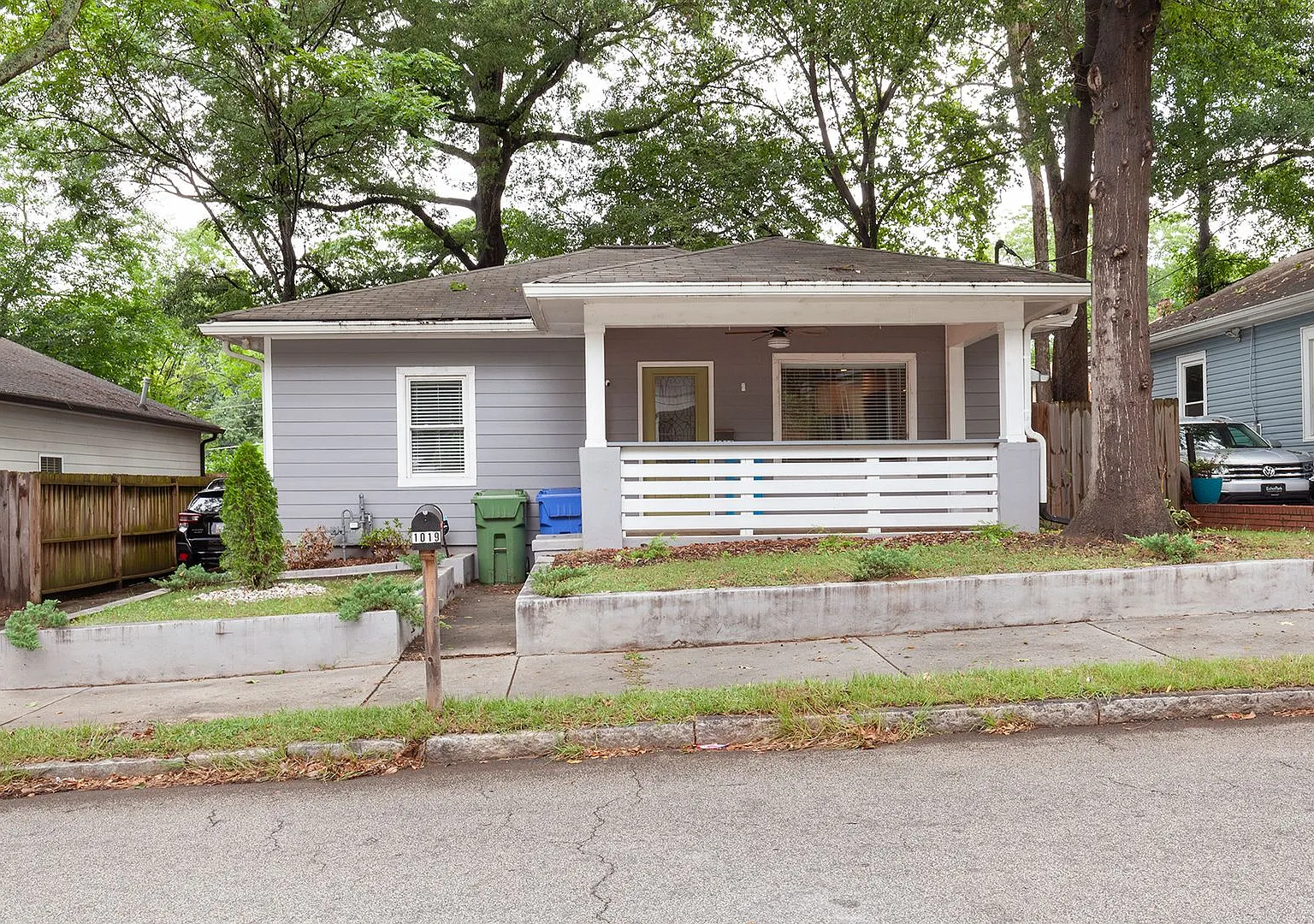 Beautifully Updated 3/2 w/ Large Fenced-In Backyard w/ Deck and Patio! — Photo 3