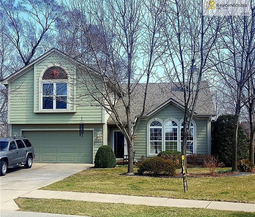 WELCOME HOME TO 2424 SE 7TH CIRCLE!