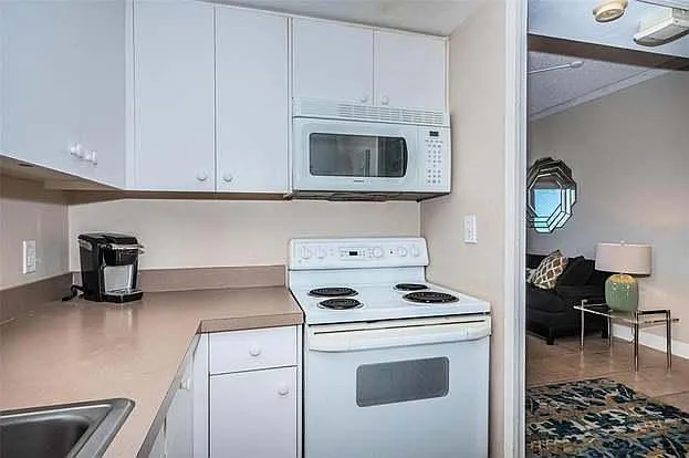 Kitchen continued.