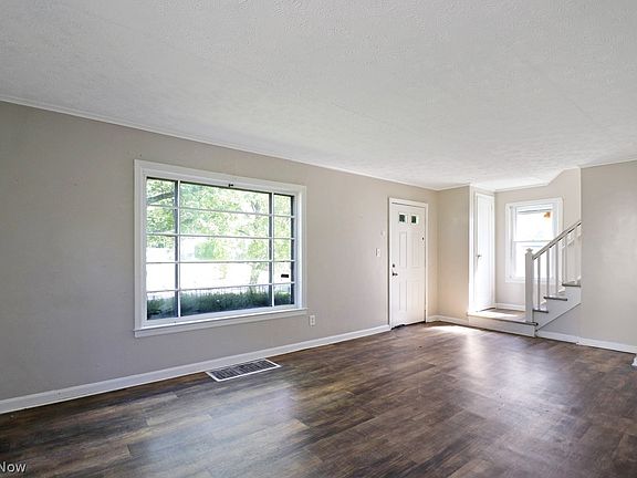 3rd image of 1114 Roslyn Ave