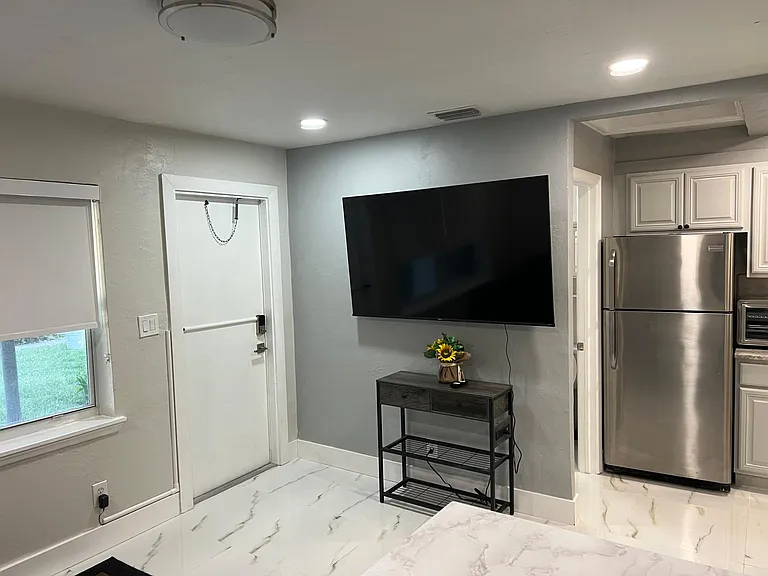 1405 NE 4th Ct #3 — Photo 6