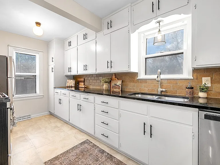 556 S Belmont St — Photo 9