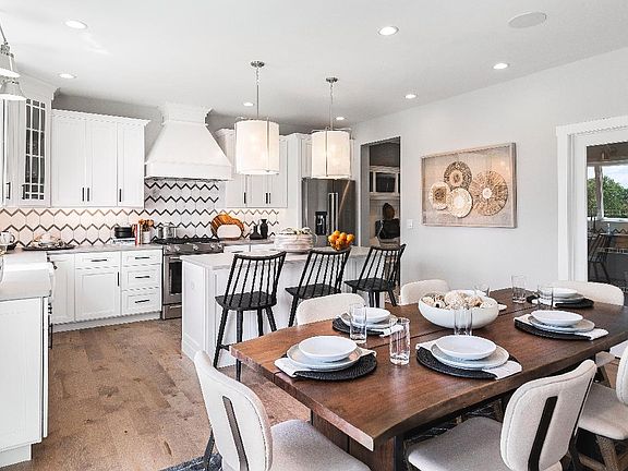 Gourmet Kitchen and Eat-In Dining