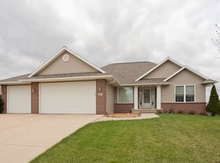 280 N 15th Ave, Hiawatha, IA 52233