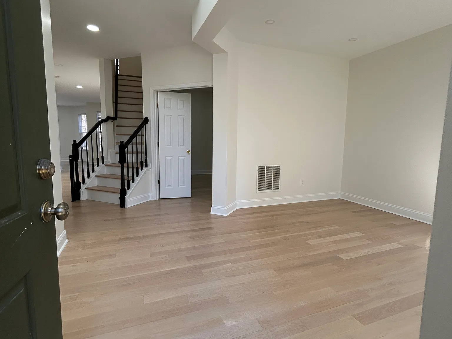 5 bed, 4041 sqft, $4,295 — Photo 3