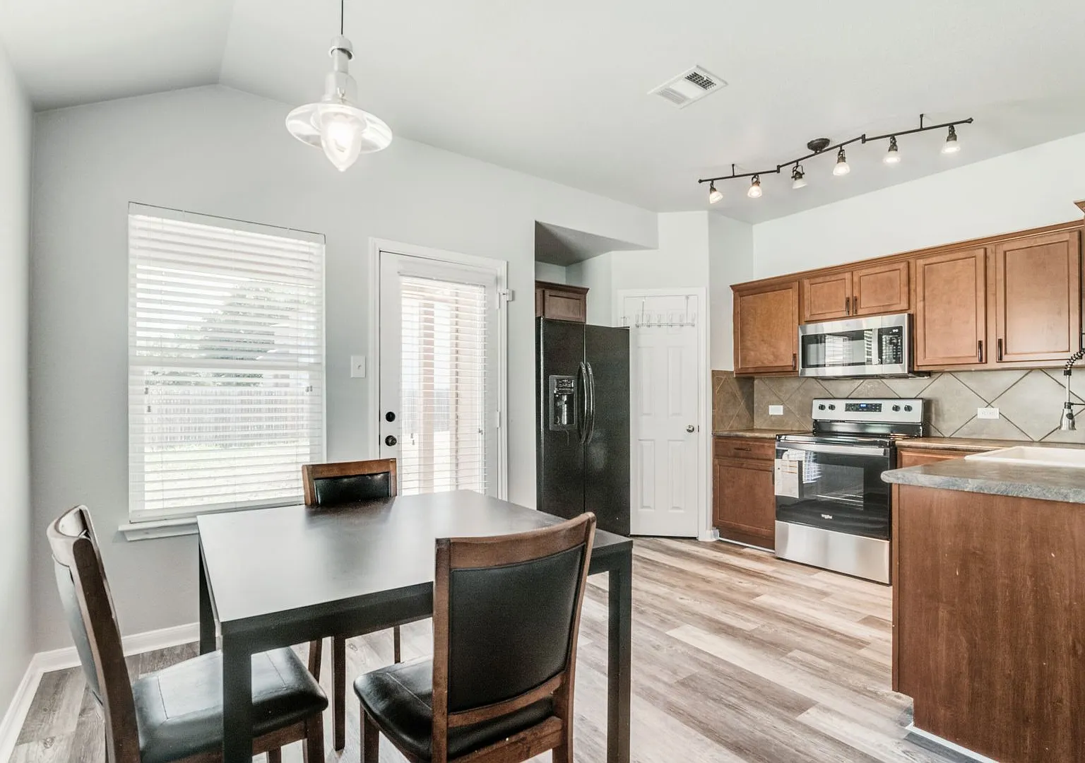3 Br /2 Ba - 1354 Sf Home In San Marcos - Updated Vinyl Floors! — Photo 3