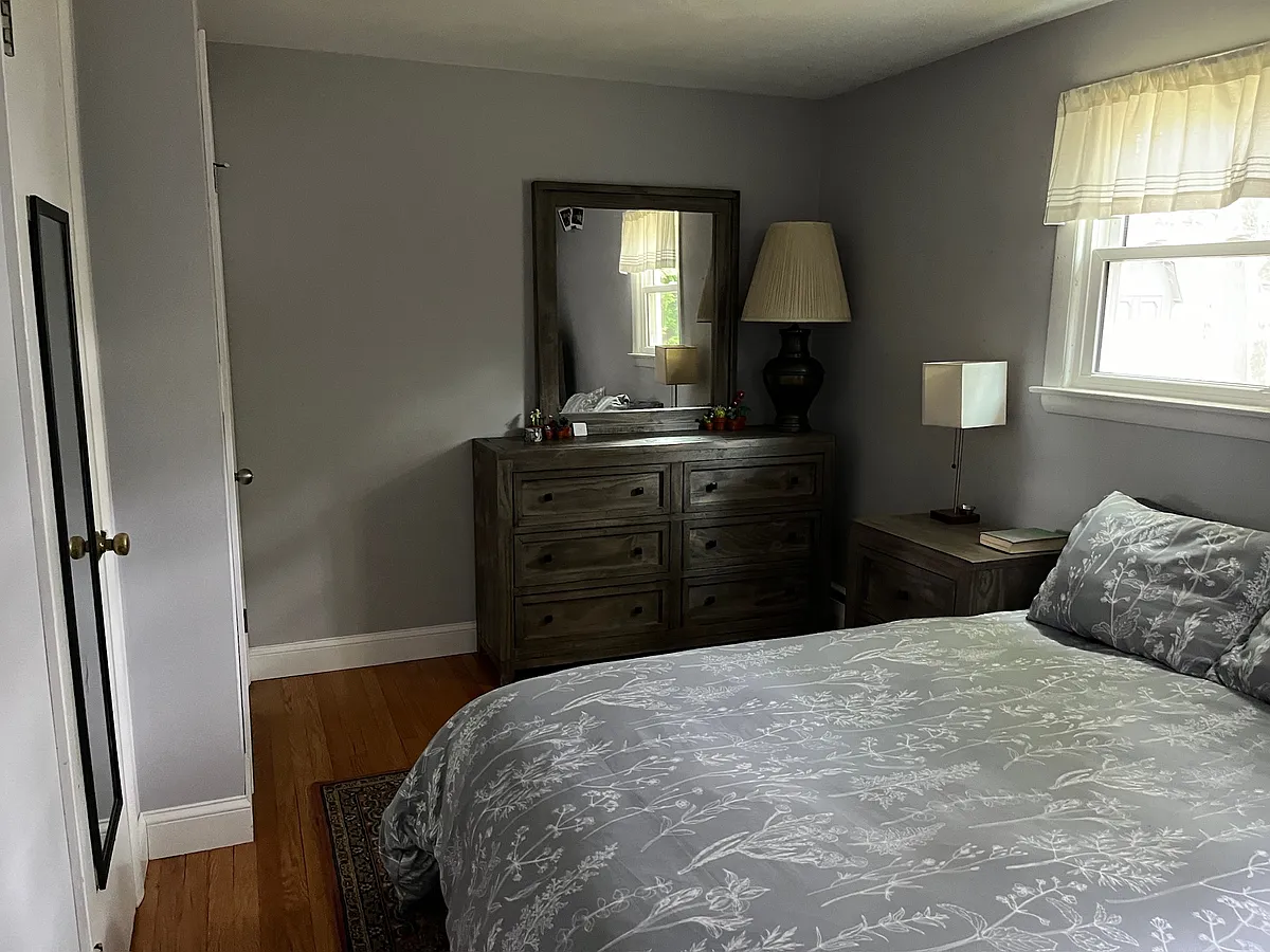 private bedroom (available furnished or unfurnished) - Brookdale Ave