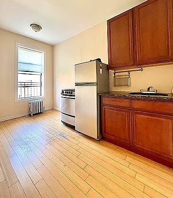 3rd image of 131 Avenue C APT 4B
