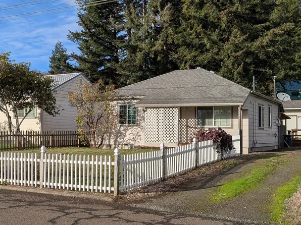 940 W 16th St, Coquille, OR 97423