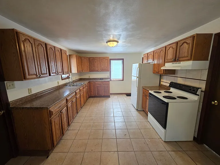 616 N State St — Photo 2