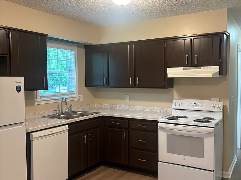 1039 N Lakeshore Dr — Photo 3