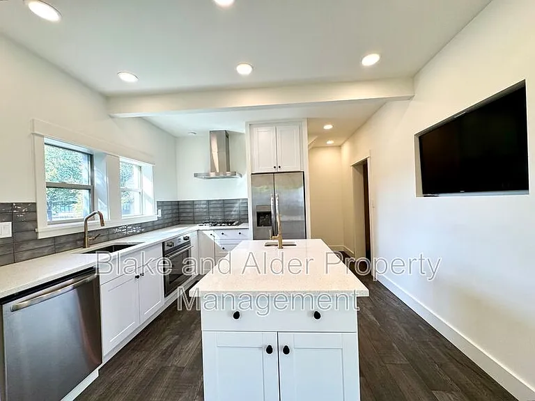 3556 NE Sandy Blvd — Photo 9