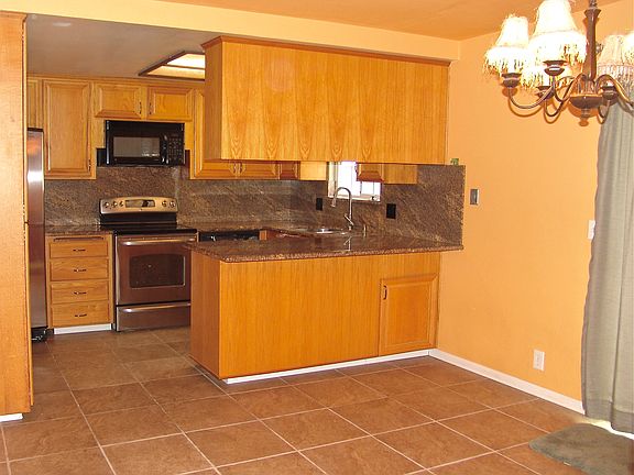 4th image of 2828 Orchid St
