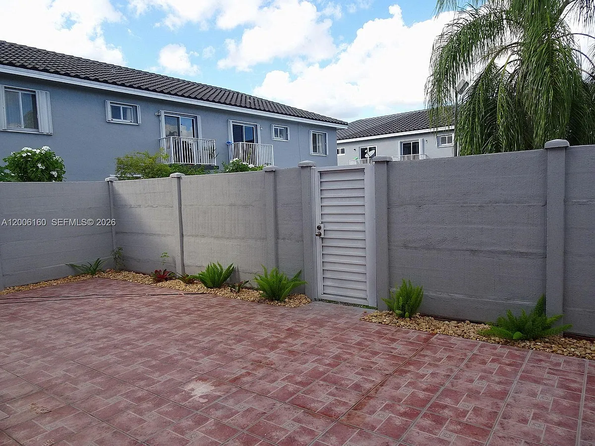 Building Photo - 7921 SW 152nd Ave #1