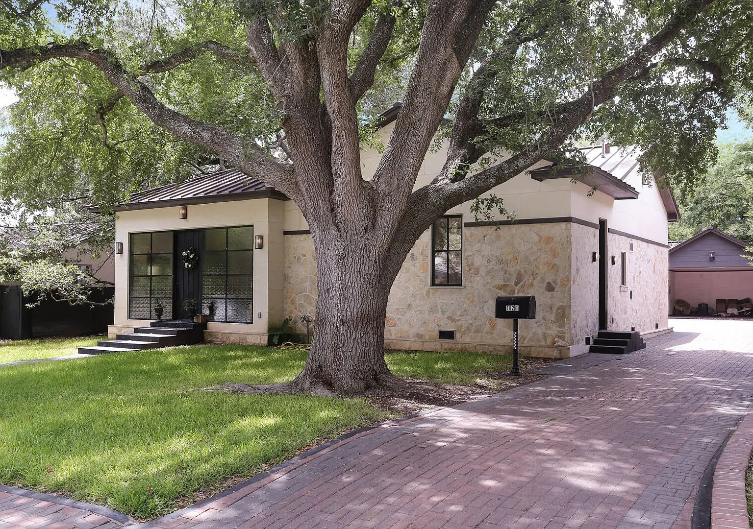 Luxury 4-Bedroom Home In Alamo Heights — Photo 1