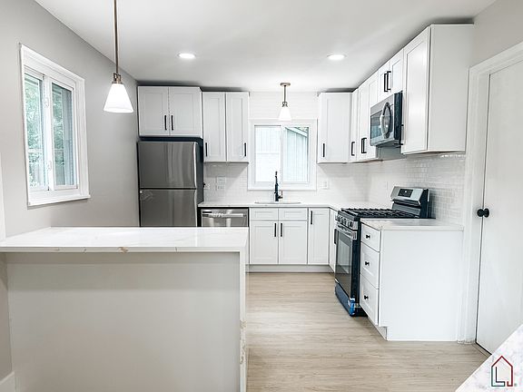 5th image of 306 Waldmann Dr